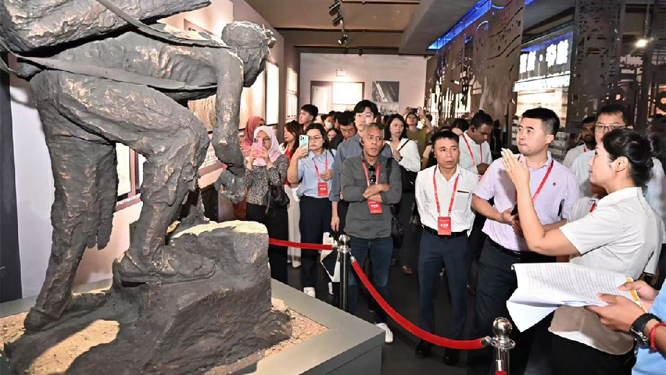 Diplomats visit important wartime sites