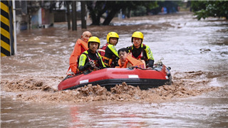 Service members, militia in Chongqing fight flood head-on