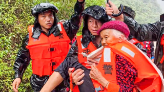 PAP soldiers evacuate flood-stranded residents