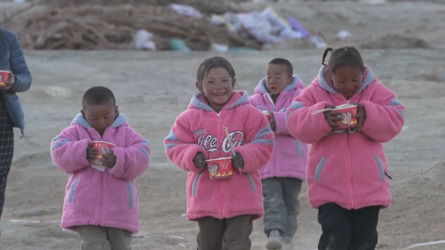 Chinese Disaster Relief Troops Provide Hot Meals for Quake-affected People