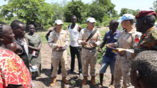 Chinese peacekeepers to South Sudan (Wau) teach local people vegetable planting tips