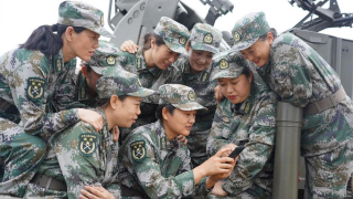 Dalian women honored for military service