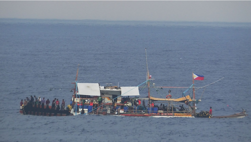 中国监视黄岩岛非法聚集的菲律宾船只