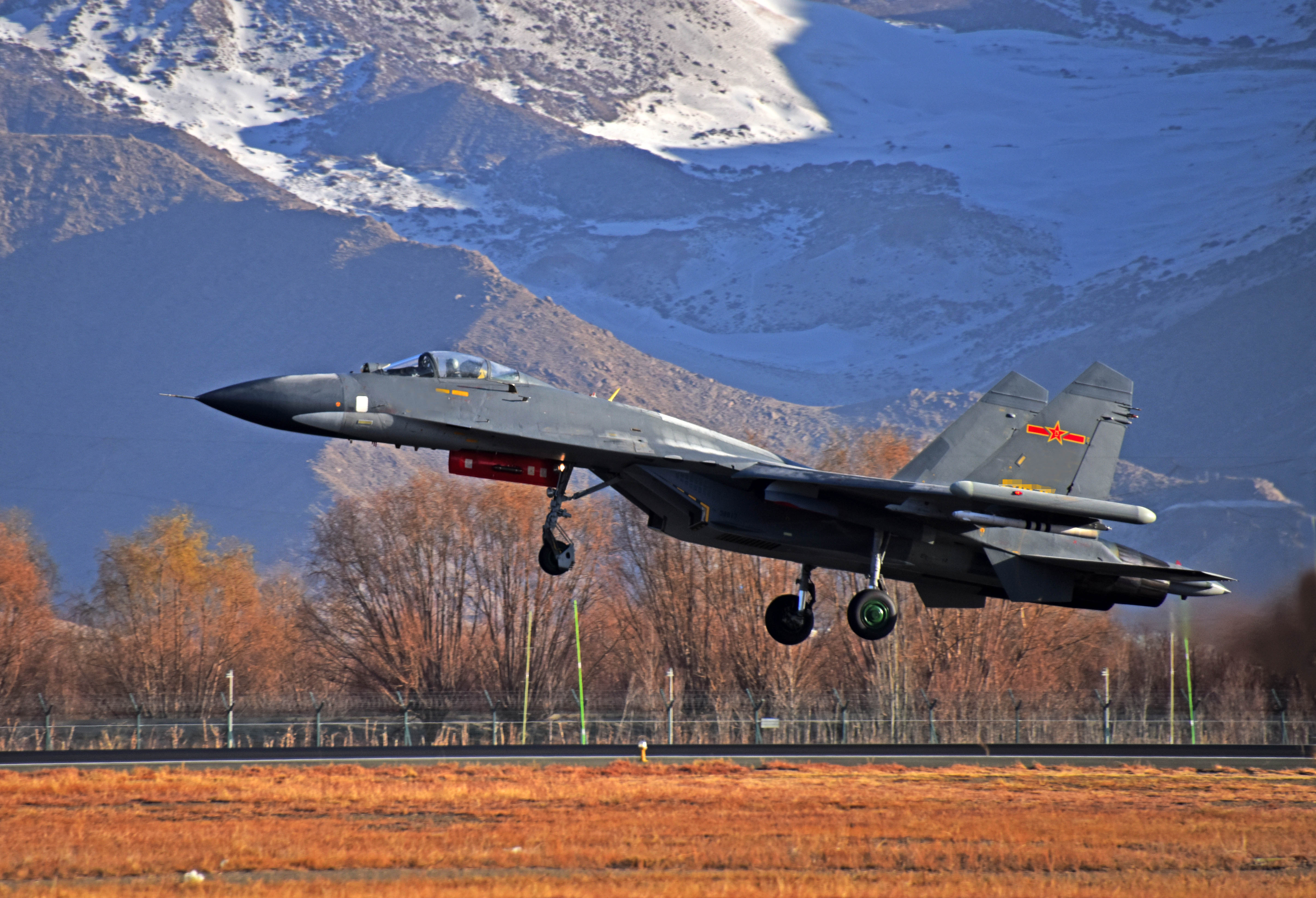 Fighter jets fly over mountains - Focus - 中国军网（英文版）