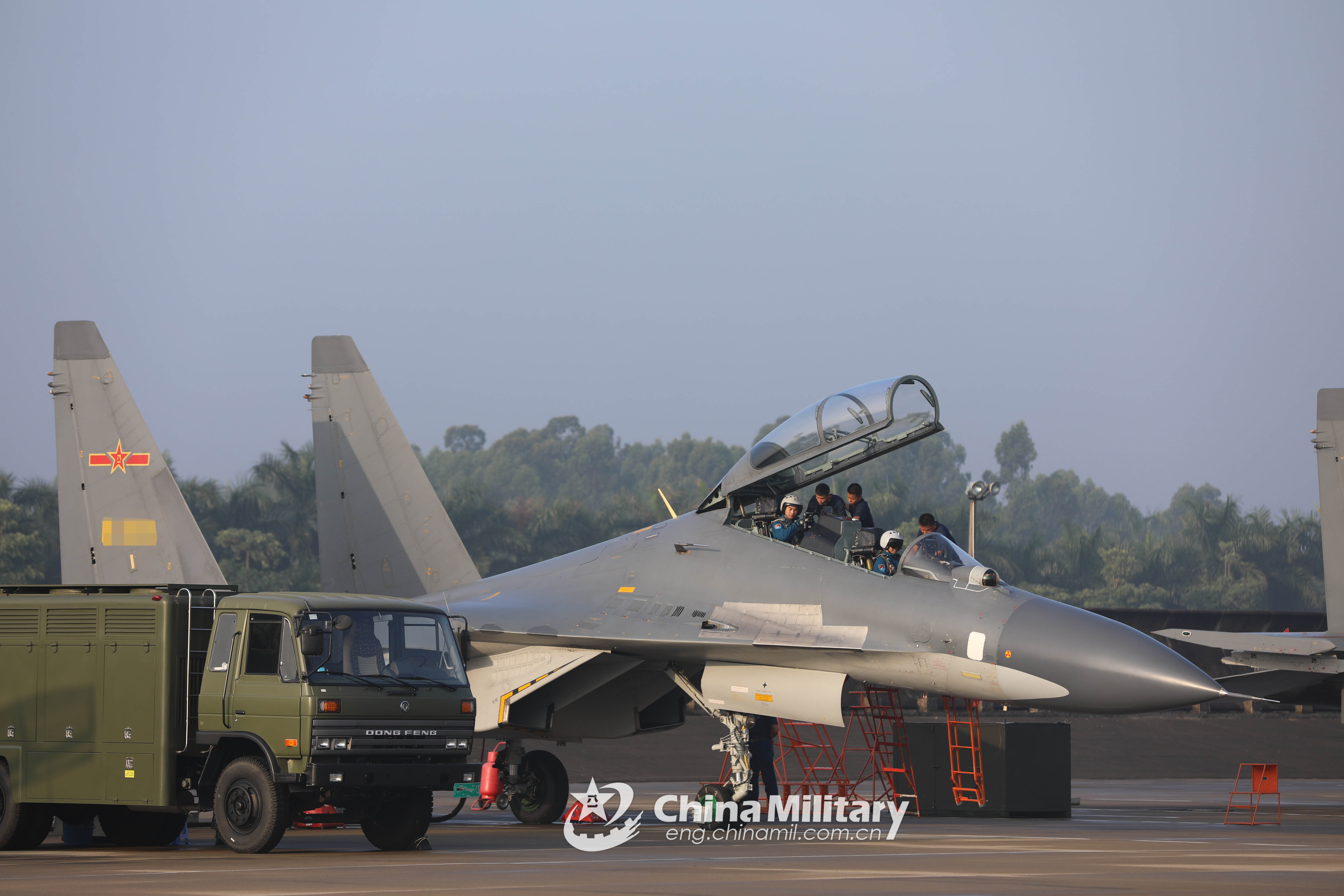 Su-30 Fighter Jets Taxi On The Runway Before Takeoff - Focus - 中国军网（英文版）