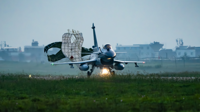 J-10 fighter jet pops drogue parachute after landing