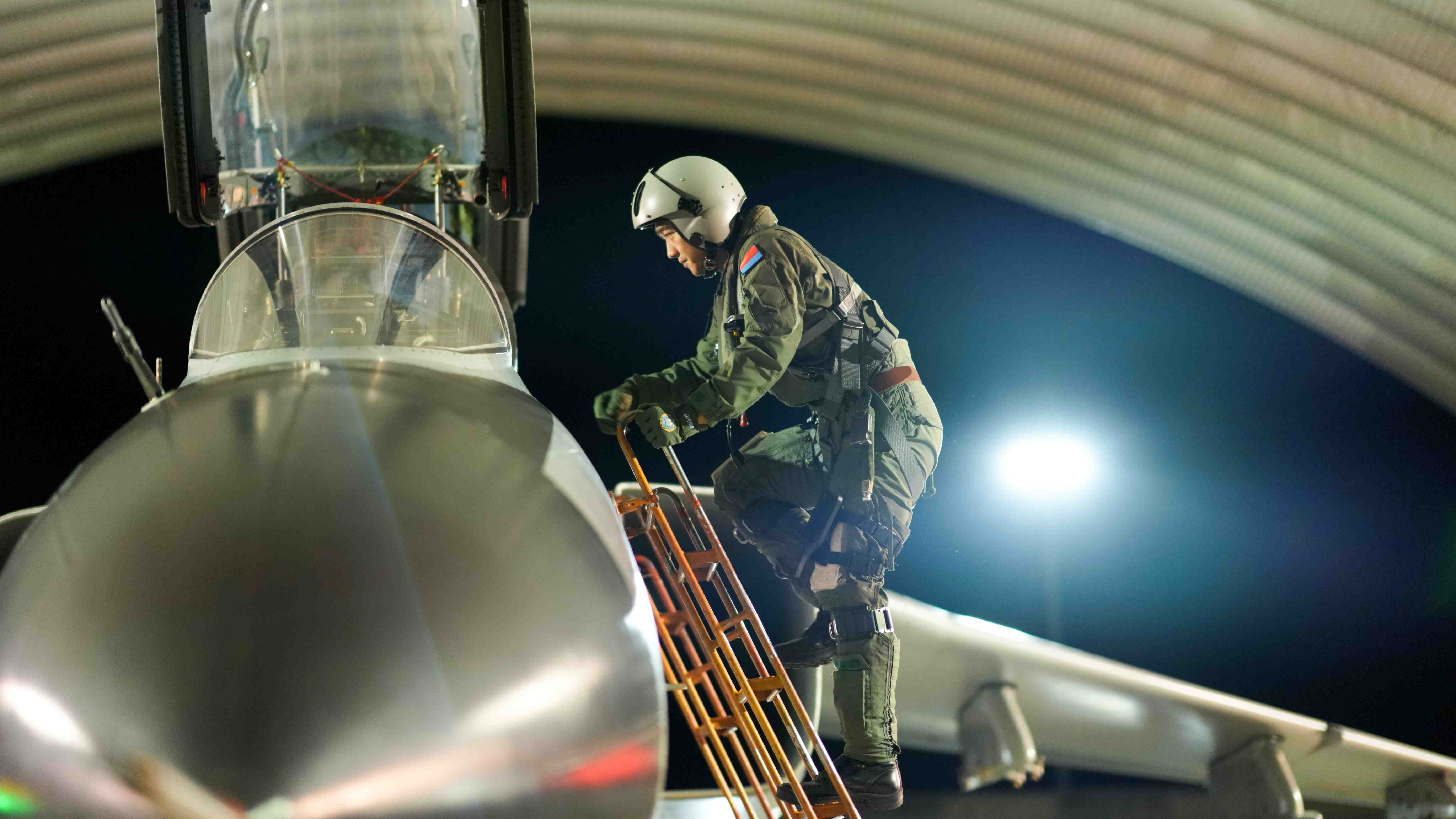 JH-7A fighter bomber engages in round-the-clock training