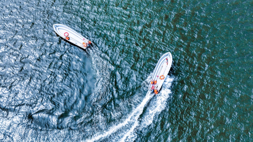 Assault boats sail rapidly in driving training