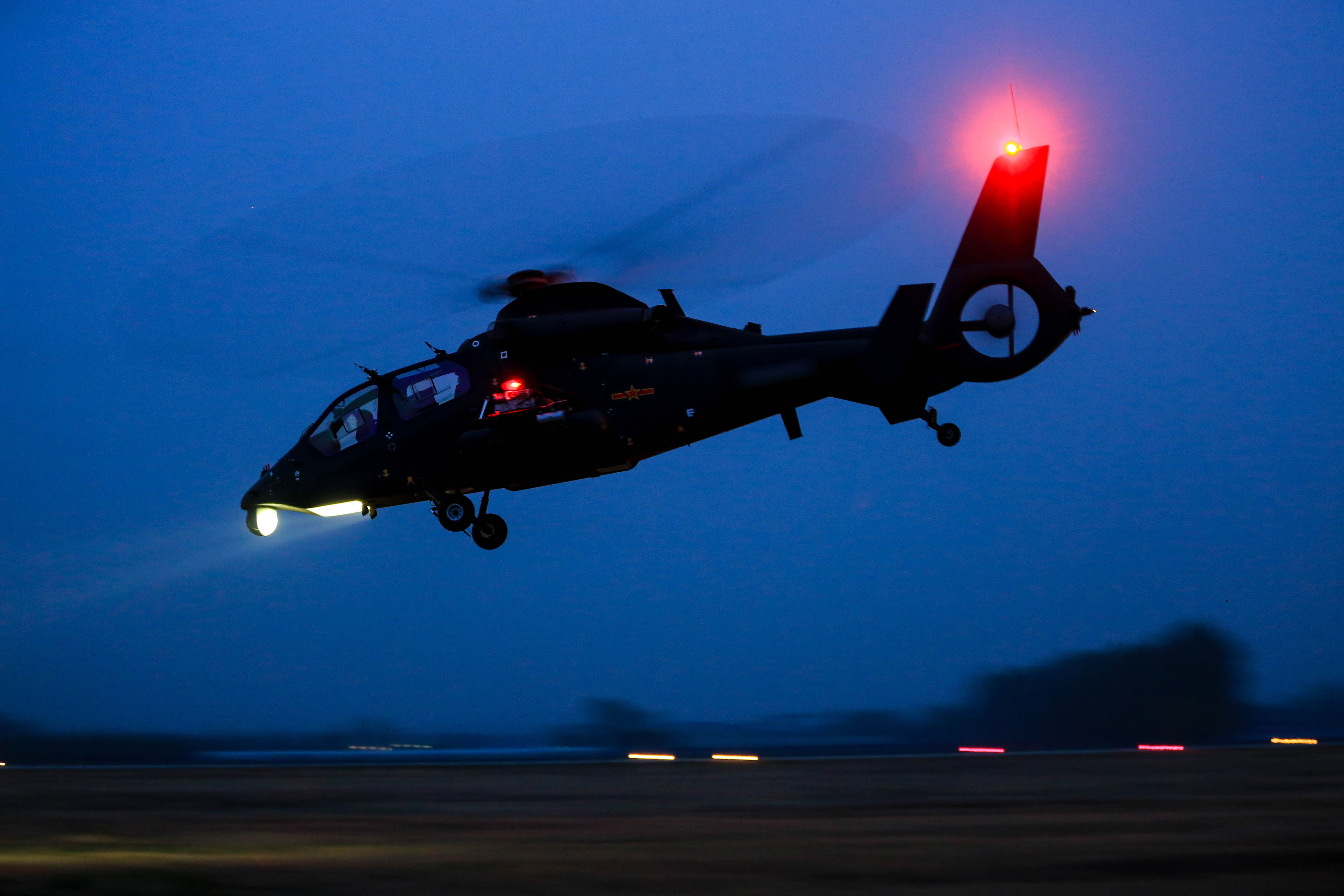 Z19 attack helicopters' night flight Photos China 中国军网（英文版）