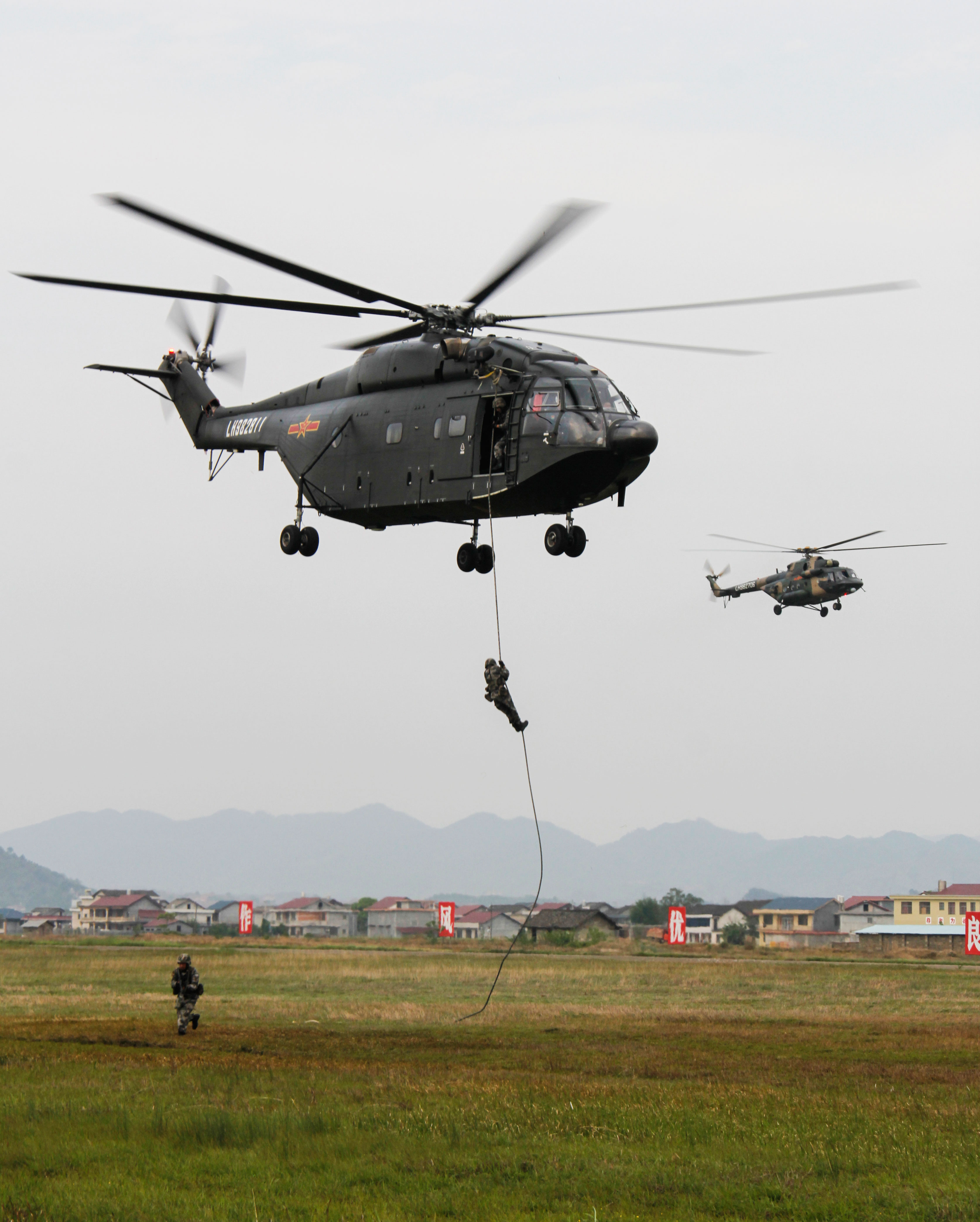 Special operations soldiers fast-rope from Z-8 helicopter - Photos China -  中国军网（英文版）