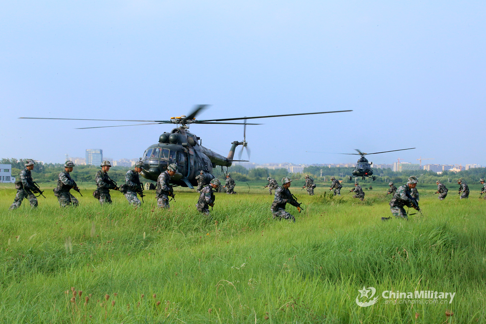 Special operations soldiers fast-rope from helicopters - Photos