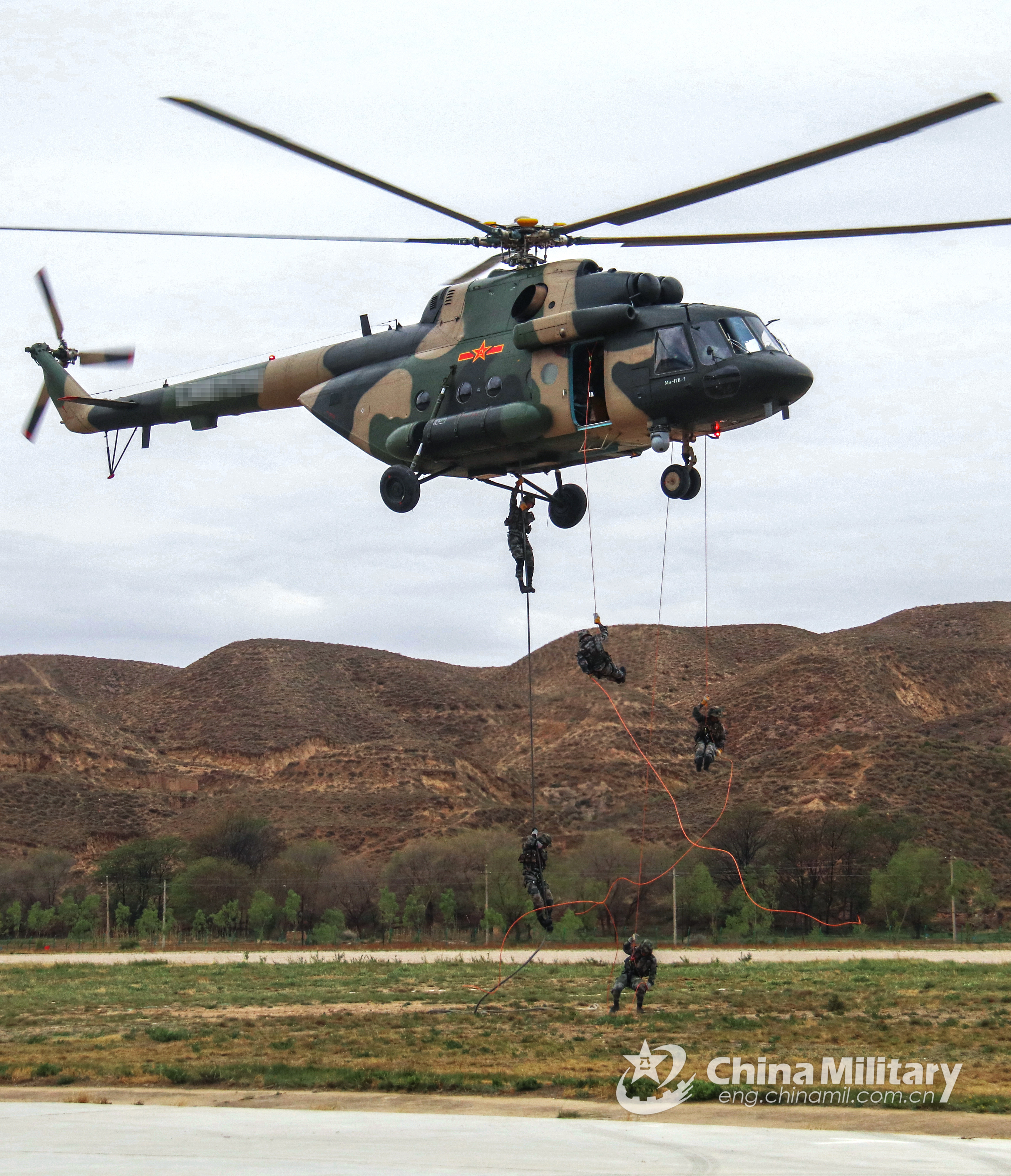 Soldiers fast-rope from hovering helicopters - Photos China - 中国