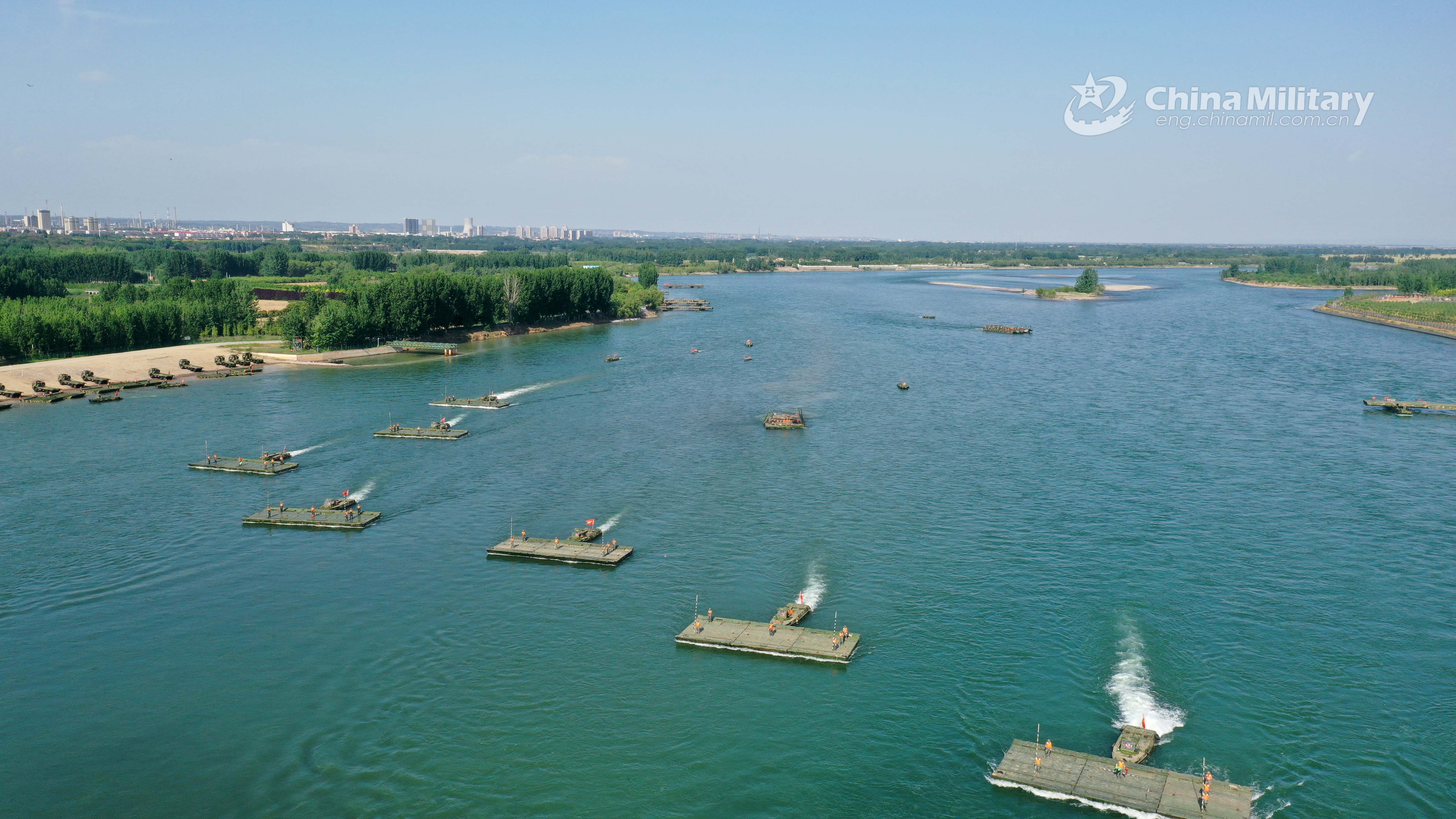 Pontoon troops deploy floating bridge - Photos China - 中国军网（英文版）
