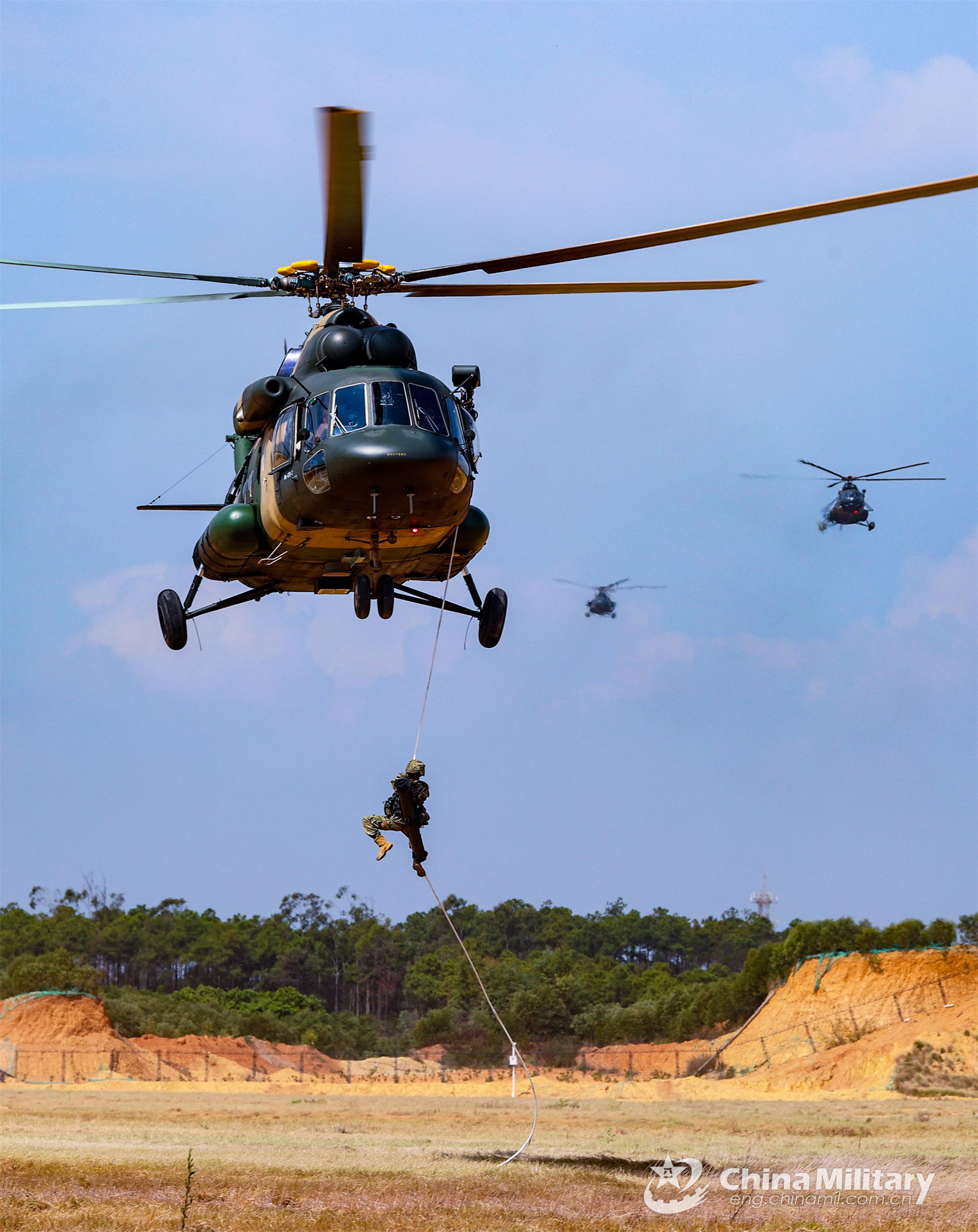 Soldiers fast-rope from transport helicopters - Photos China