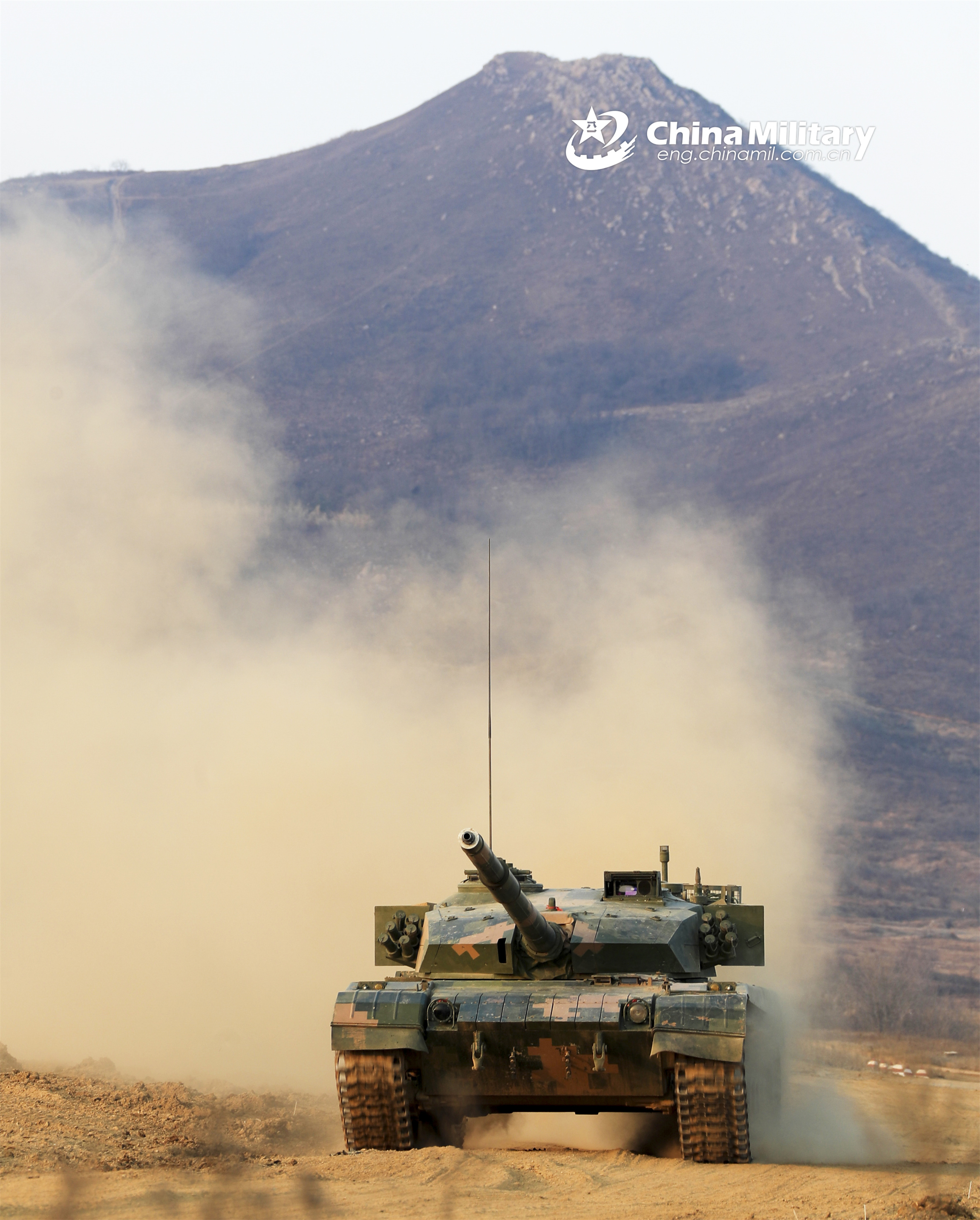 Main battle tank rumbles through mounds of dust Photos China 中国军网（英文版）