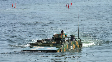 Amphibious armored vehicle in maritime driving training