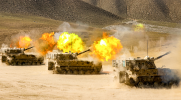 Self-propelled howitzers in live-fire training 