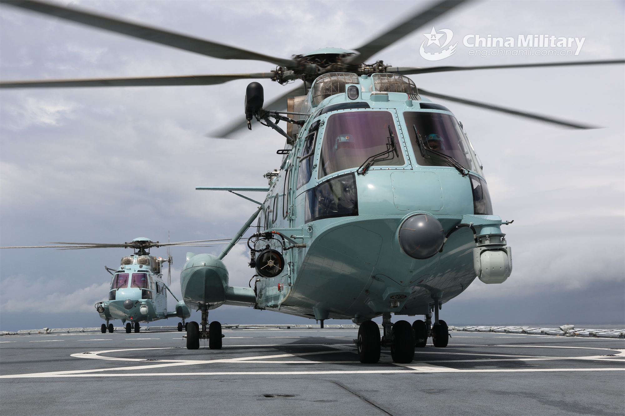 Choppers in deck landing training Photos China 中国军网（英文版）