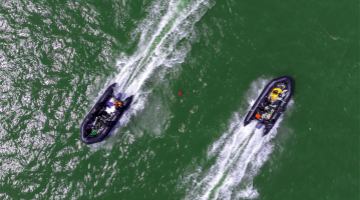 Frogmen in mine hunting training