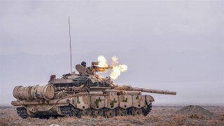 Soldier fires MBT machine gun