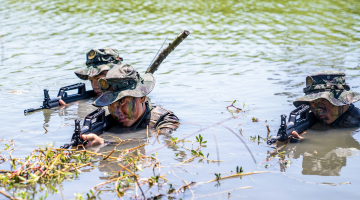 Soldiers in reconnaissance and infiltration training