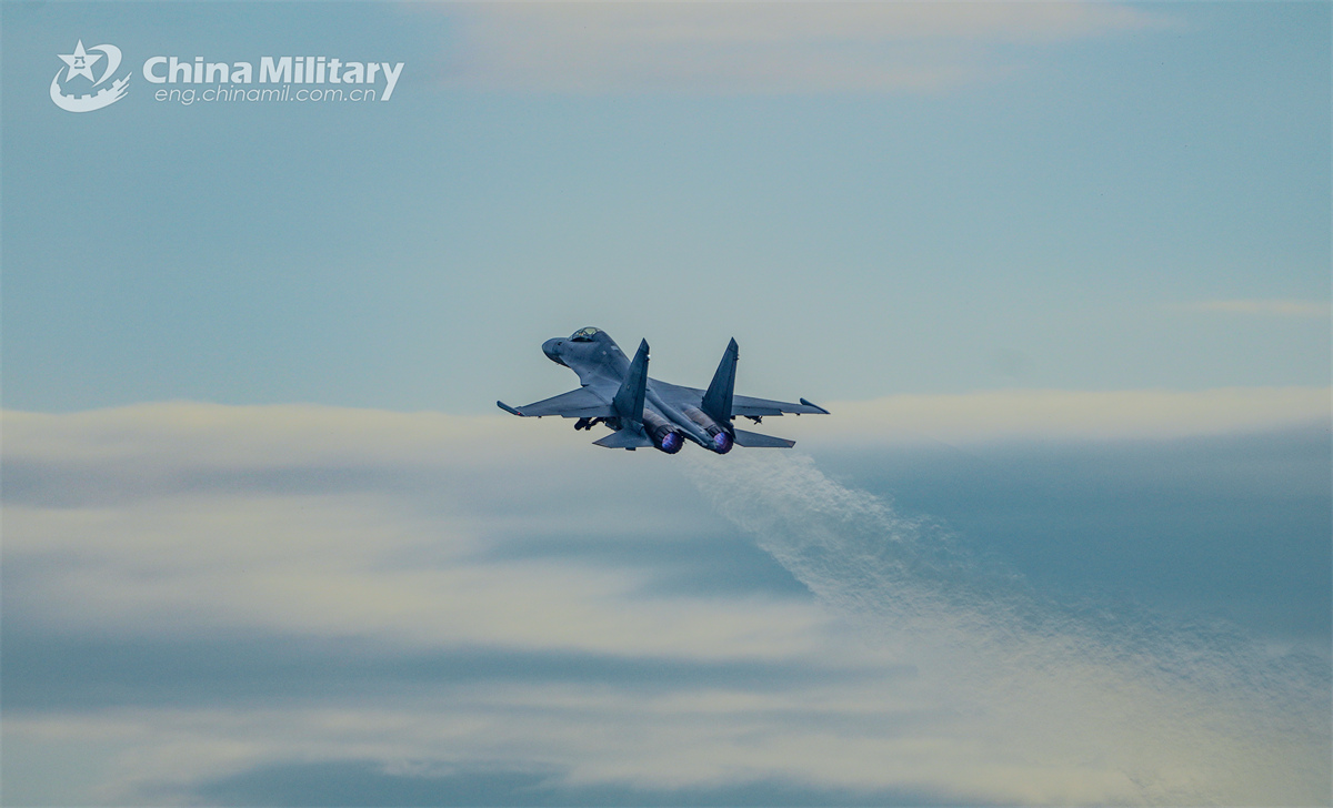 Multi-role fighter jets soar in sky - Photos China - 中国军网（英文版）