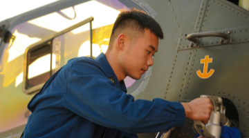 Multi-type army helicopters engage in flight training 