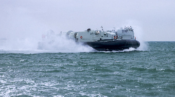 LCAC dashes to beachhead