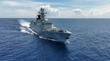 Warships engage in double-banking training at sea 