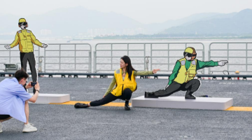 Aircraft carrier Shandong opens for public visits in Hong Kong