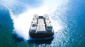  LCAC storms the shore