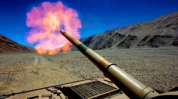 Self-propelled mortar howitzer opens fire in training