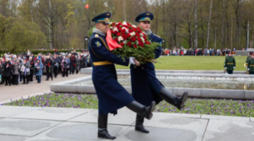 Flower-laying ceremony held in St. Petersburg to commemorate Victory Day