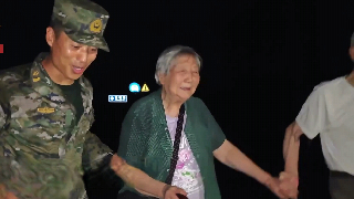 Soldiers help frightened granny out