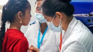 Naval hospital ship provides medical service for children in Pacific island countries 