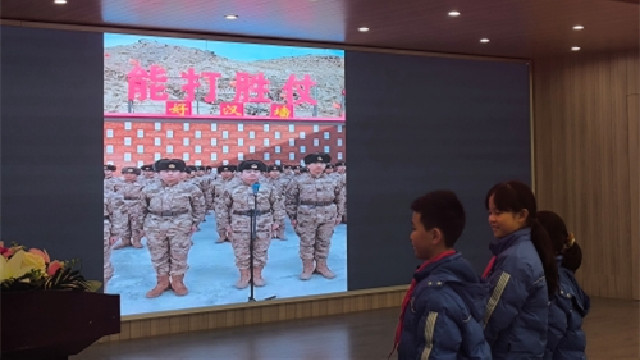 PLA soldiers exchange hand-made new year gifts with pupils in Rui'an