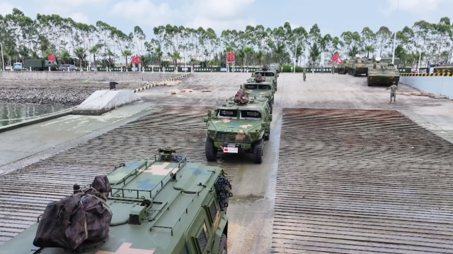 Chinese troops set out for China-Cambodia 