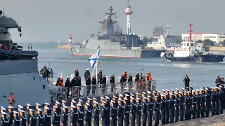 Chinese, Russian sailors make cross-deck visits