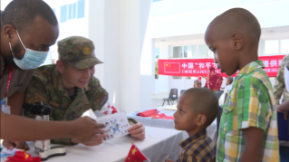 Chinese military doctors provide medical service for children in Djibouti