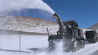 Armed Police Troops Restore Snow-blocked Highways in Xizang