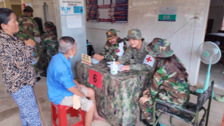 Chinese troops participating in China-Cambodia Golden Dragon 2025 joint exercise provide humanitarian assistance to local people