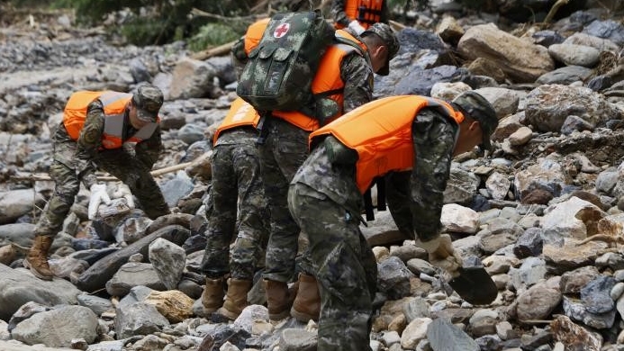 Armed police troops carry out rescue mission in disaster-stricken Longsheng County 