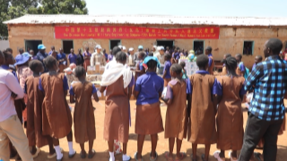  Chinese peacekeepers provide humanitarian assistance to primary school in South Sudan (Wau)