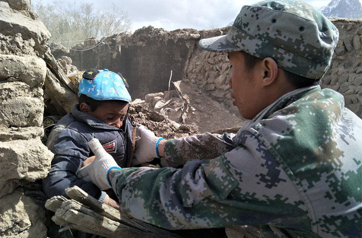 Border soldiers rescue quake-hit people in Xinjiang