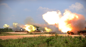 152mm gun-howitzers participate in live-fire training