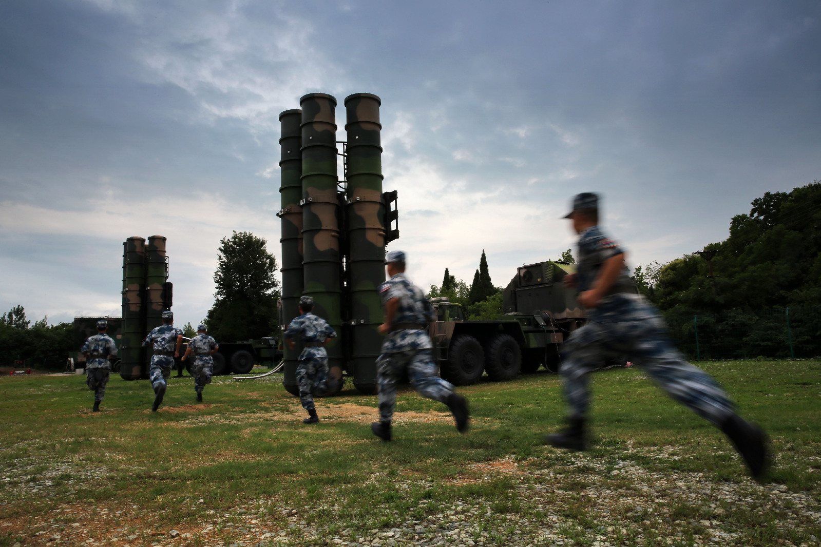 Soldiers from a missile brigade of the air force under the PLA Central Theater Command rush to their HQ-9 anti-aircraft missile systems during a ground-aerial confrontation drill at a military training base in China's northern Fujian province on Oct. 10, 2016. (81.cn/ Li Ming) Soldiers from a missile brigade of the air force under the PLA Central Theater Command rush to their HQ-9 anti-aircraft missile systems during a ground-aerial confrontation drill at a military training base in China's northern Fujian province on Oct. 10, 2016. (81.cn/ Li Ming)