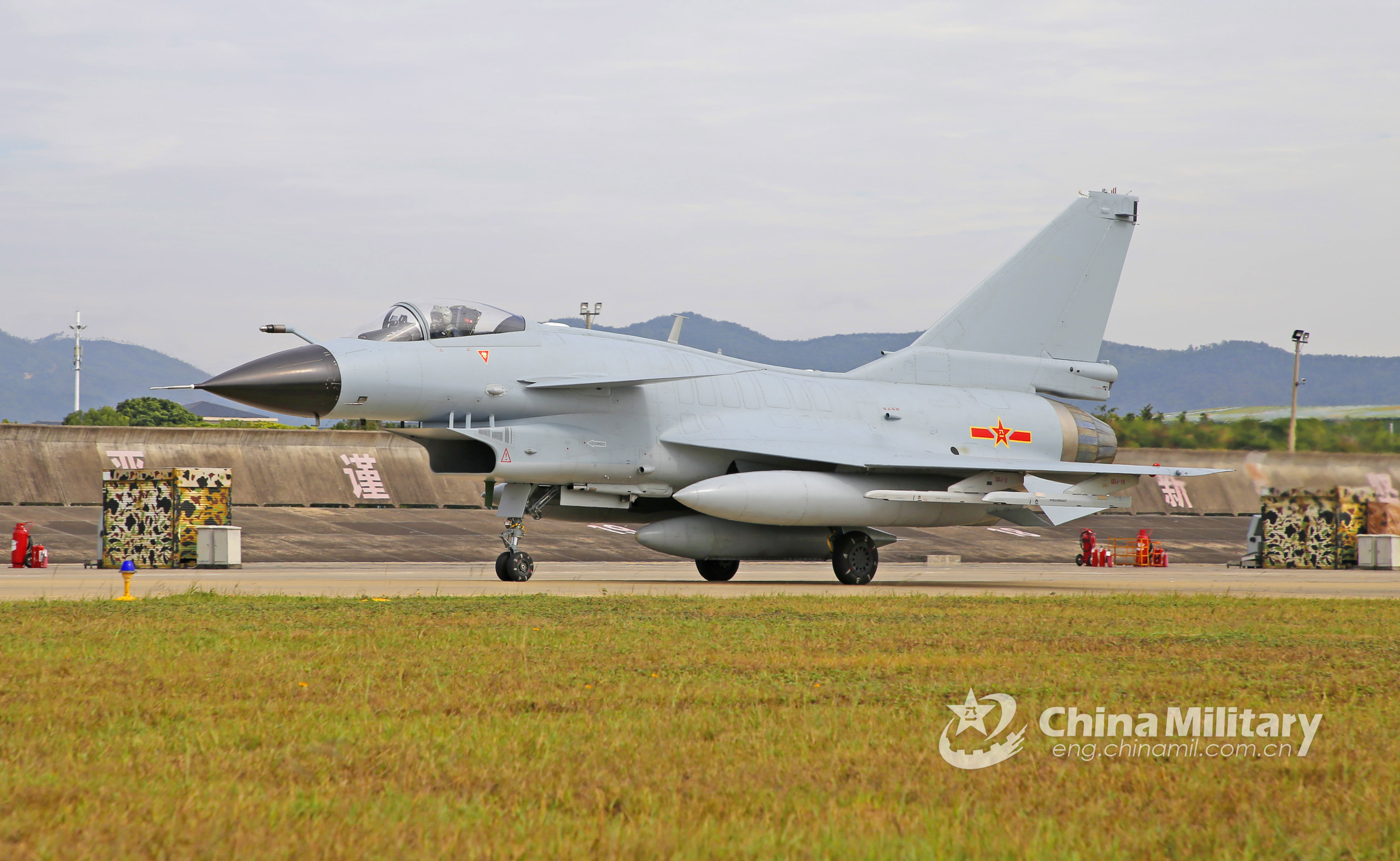 J-10 fighter jets participate in flight training - China Military