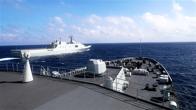 Amphibious dock landing ships release jamming shells - China Military