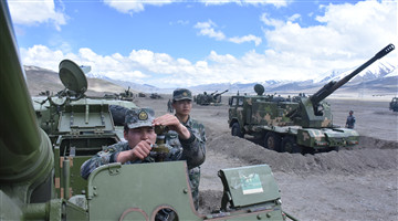 Artillerymen prepare self-propelled howitzer systems
