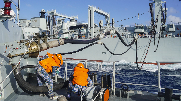 052D destroyer receives supplies on Pacific Ocean